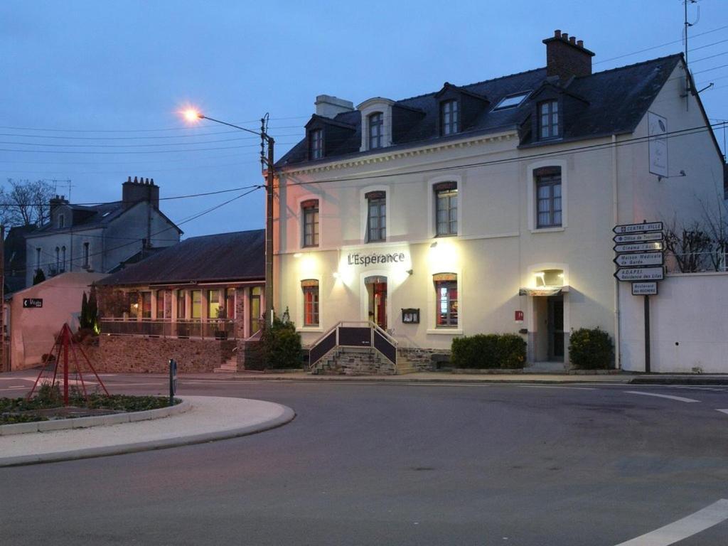 Hôtel Restaurant L'Espérance Vitré Exterior foto